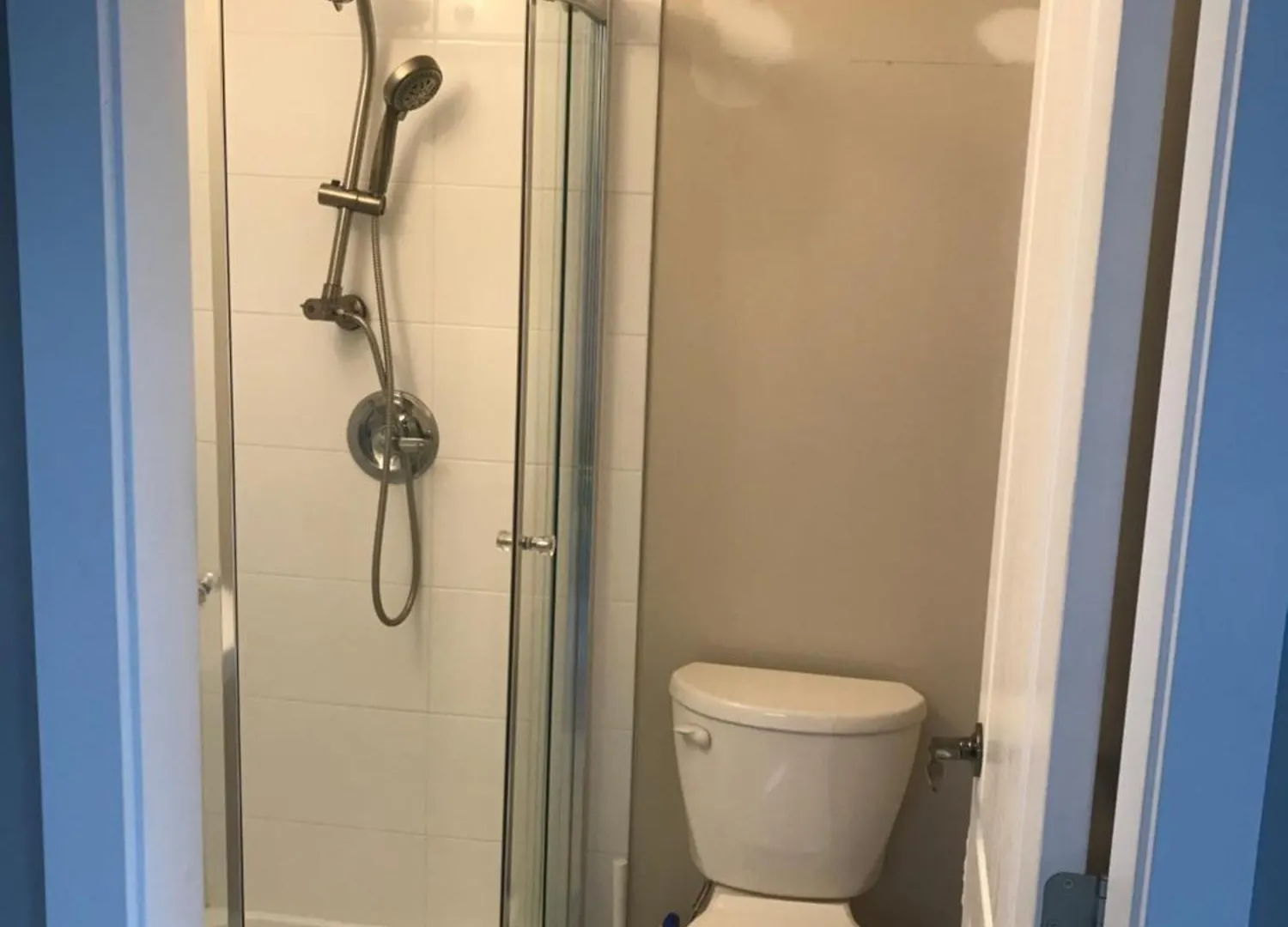 Separate Bathroom, Spacious And Bright Large Bedroom リッチモンド