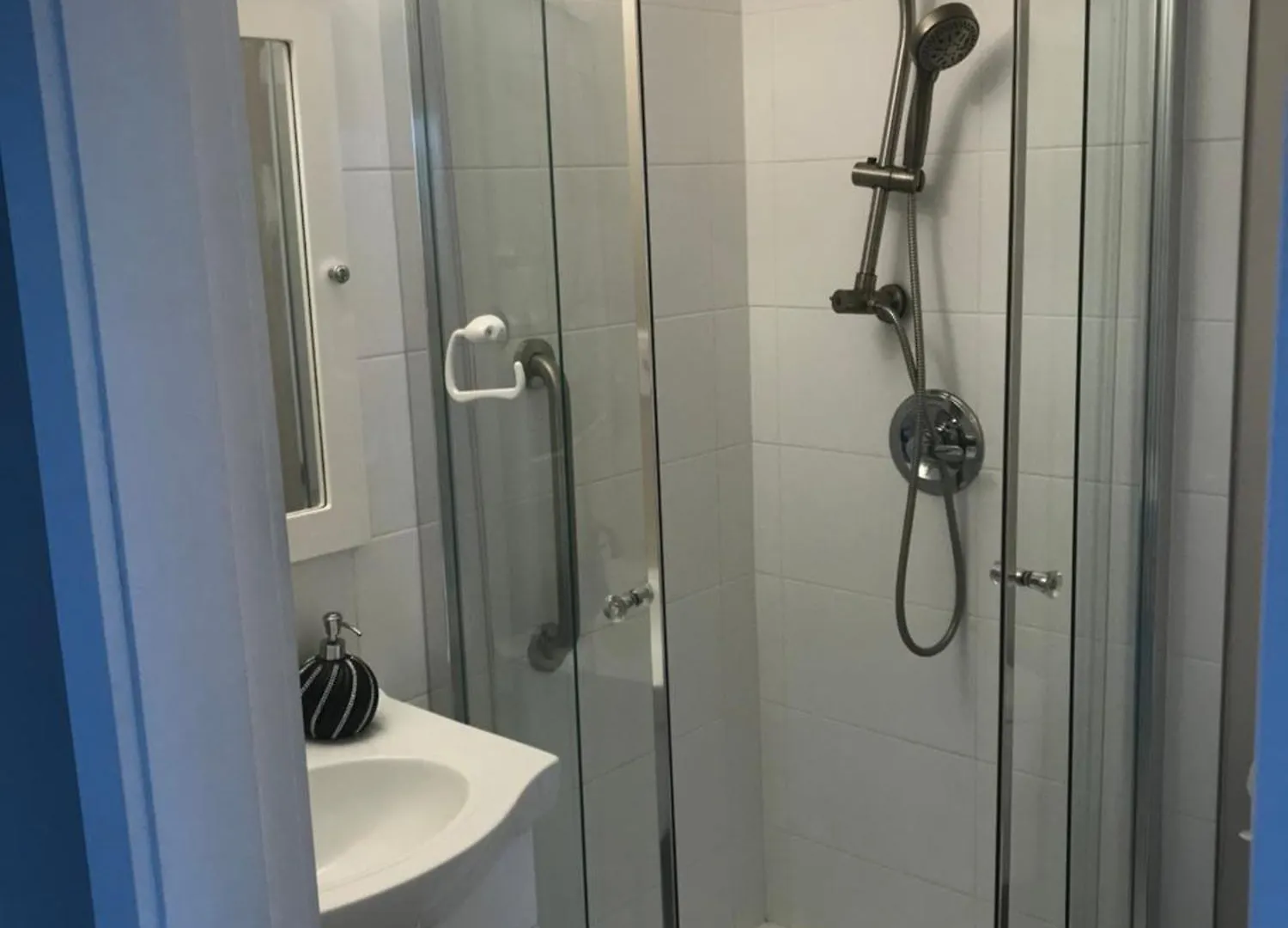 Separate Bathroom, Spacious And Bright Large Bedroom リッチモンド ホームステイ